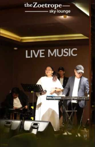 THE ZOETROPE SKY LOUNGE - FRIDAY