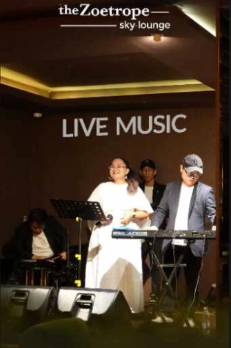 THE ZOETROPE SKY LOUNGE - FRIDAY